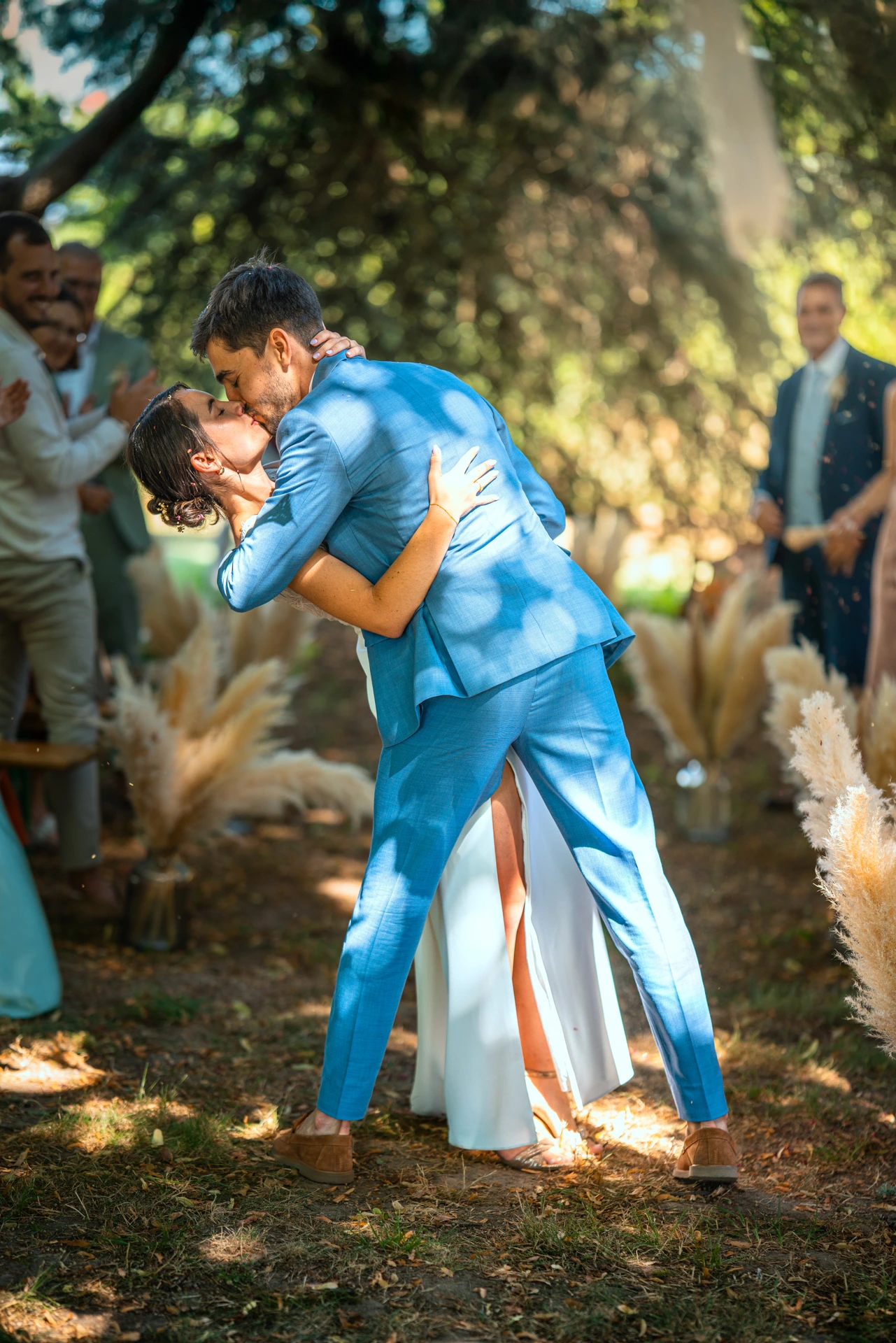 Un portrait des mariées s'embrassant après la cérémonie laïque de leur mariage à Sainte-Bazeille immortalisé par leur photographe de mariage.