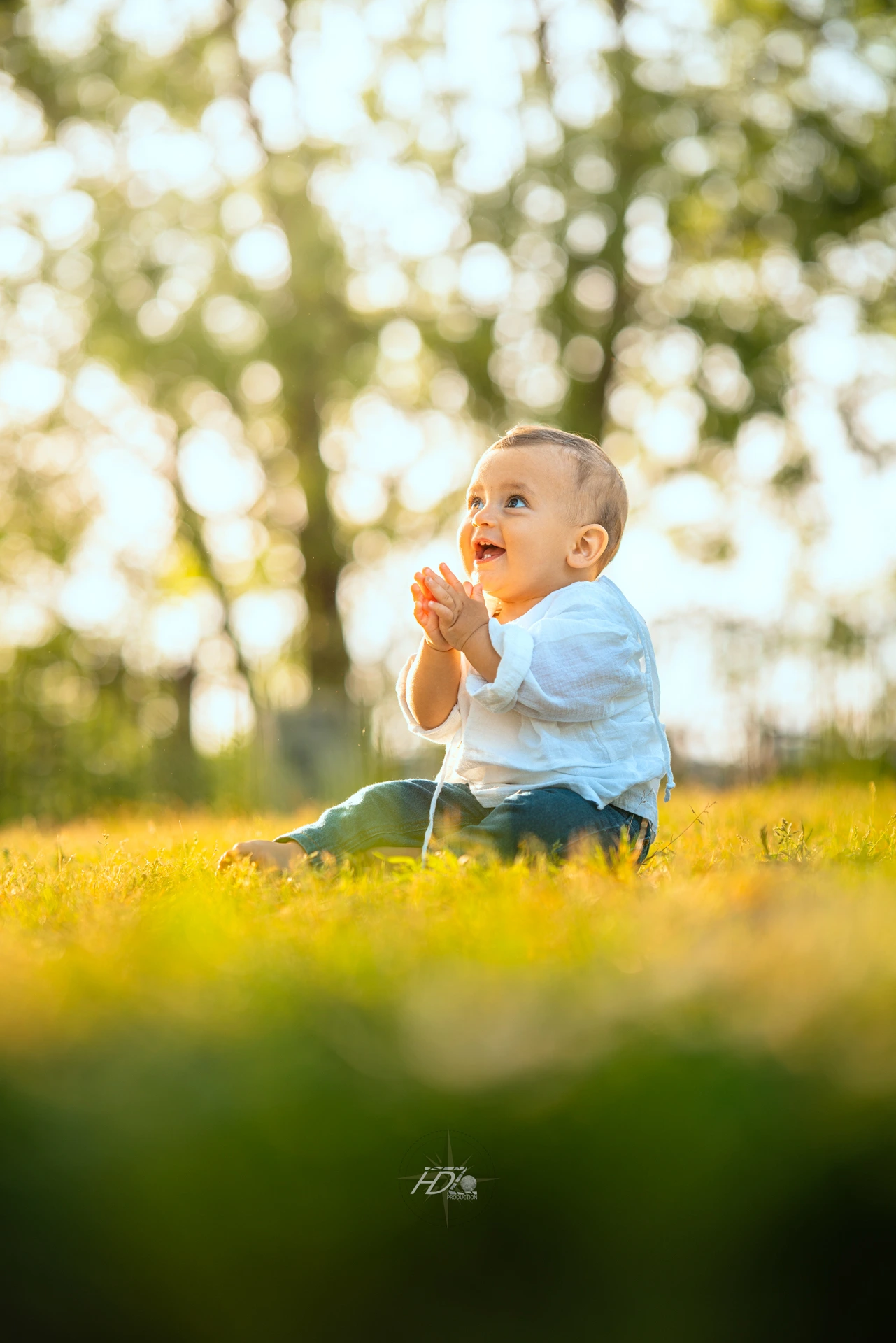 Portrait d'un enfant lors d'un shooting famille au coucher de soleil à Bordeaux immortalisé par leur photographe famille.
