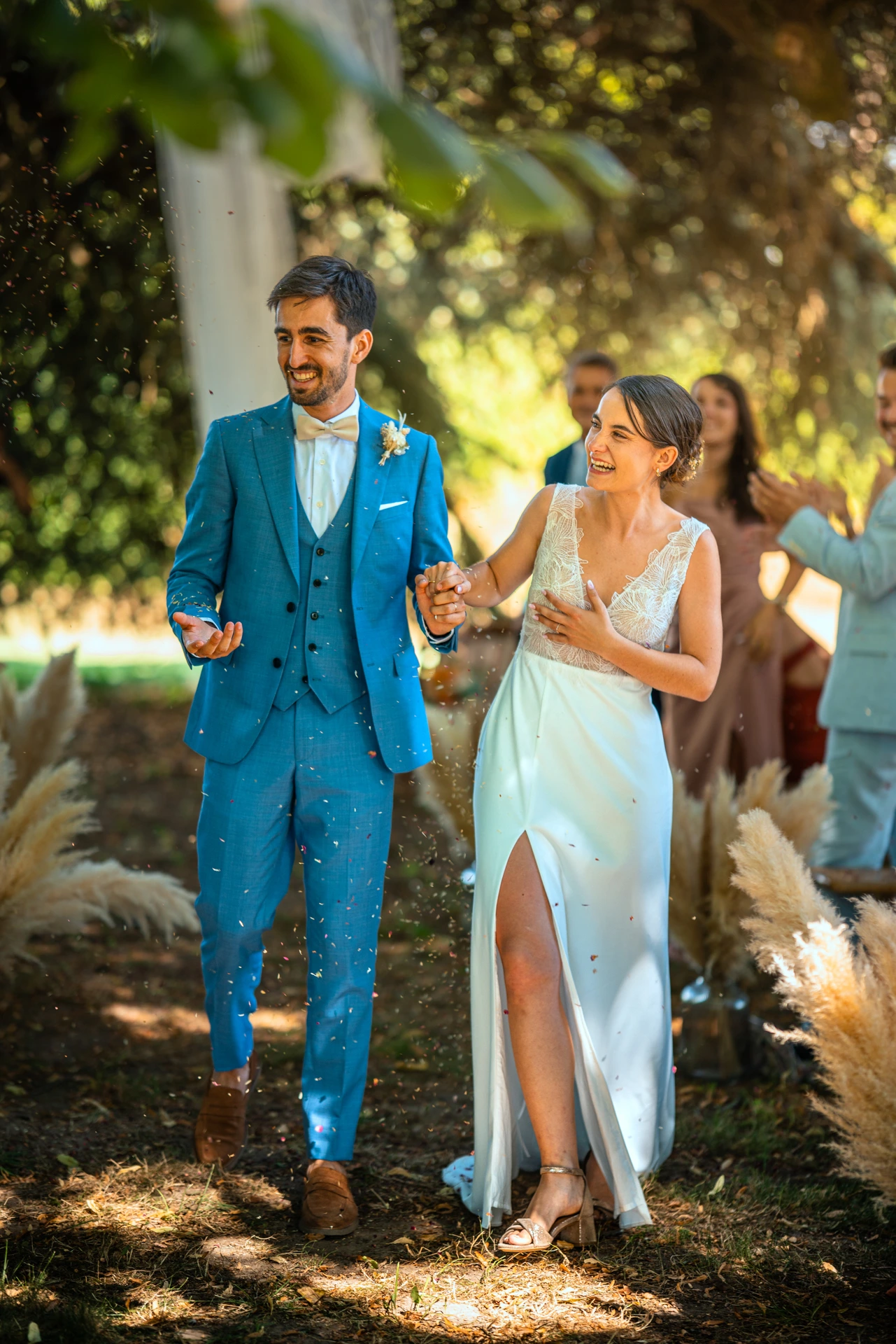 Les mariées sortant de la cérémonie laïque lors de leur mariage à Sainte-Bazeille immortalisé par leur photographe mariage.