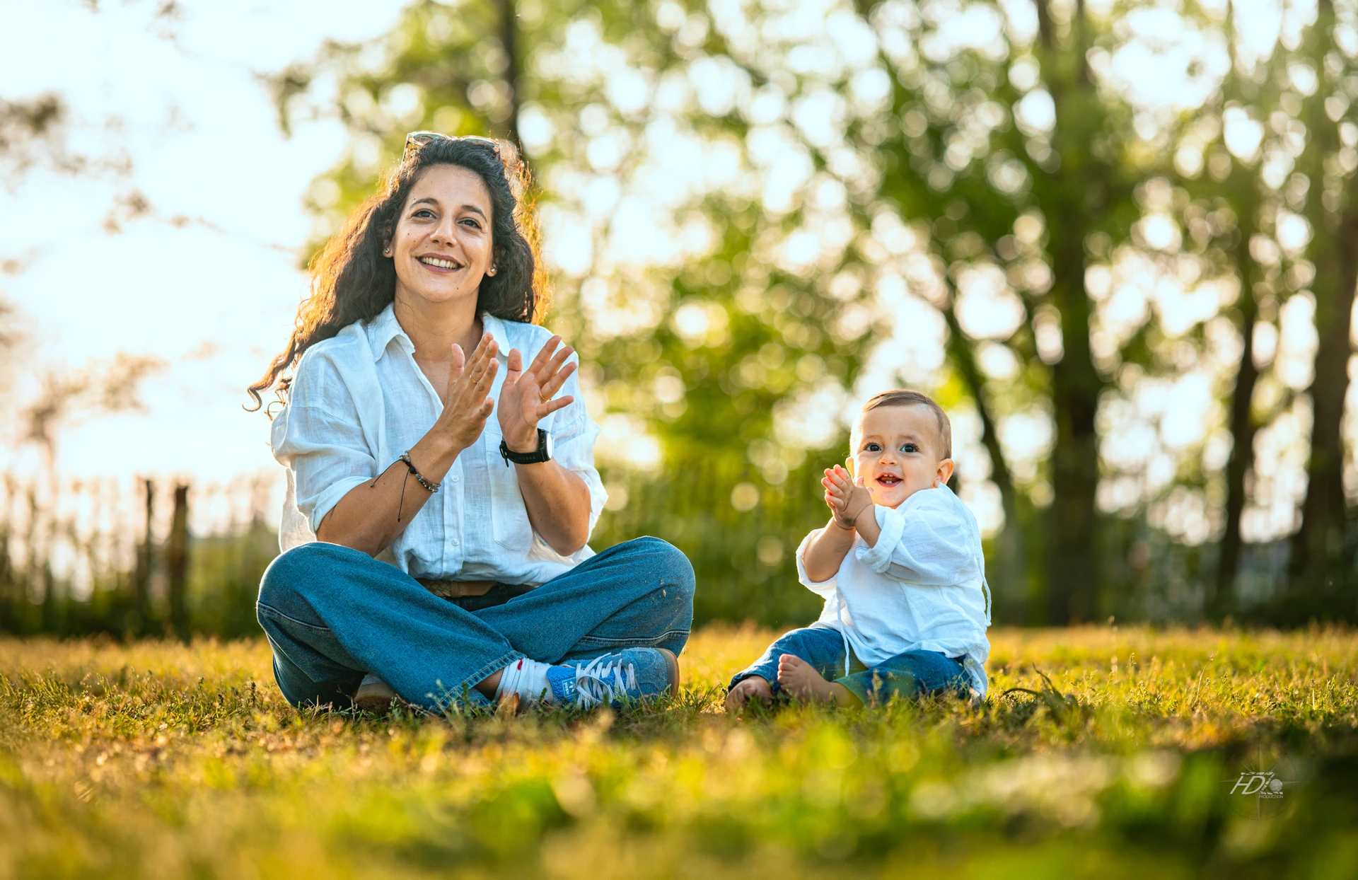 Une maman et son fils ont un moment de complicité, immortalisé à Bordeaux par leur photographe famille.