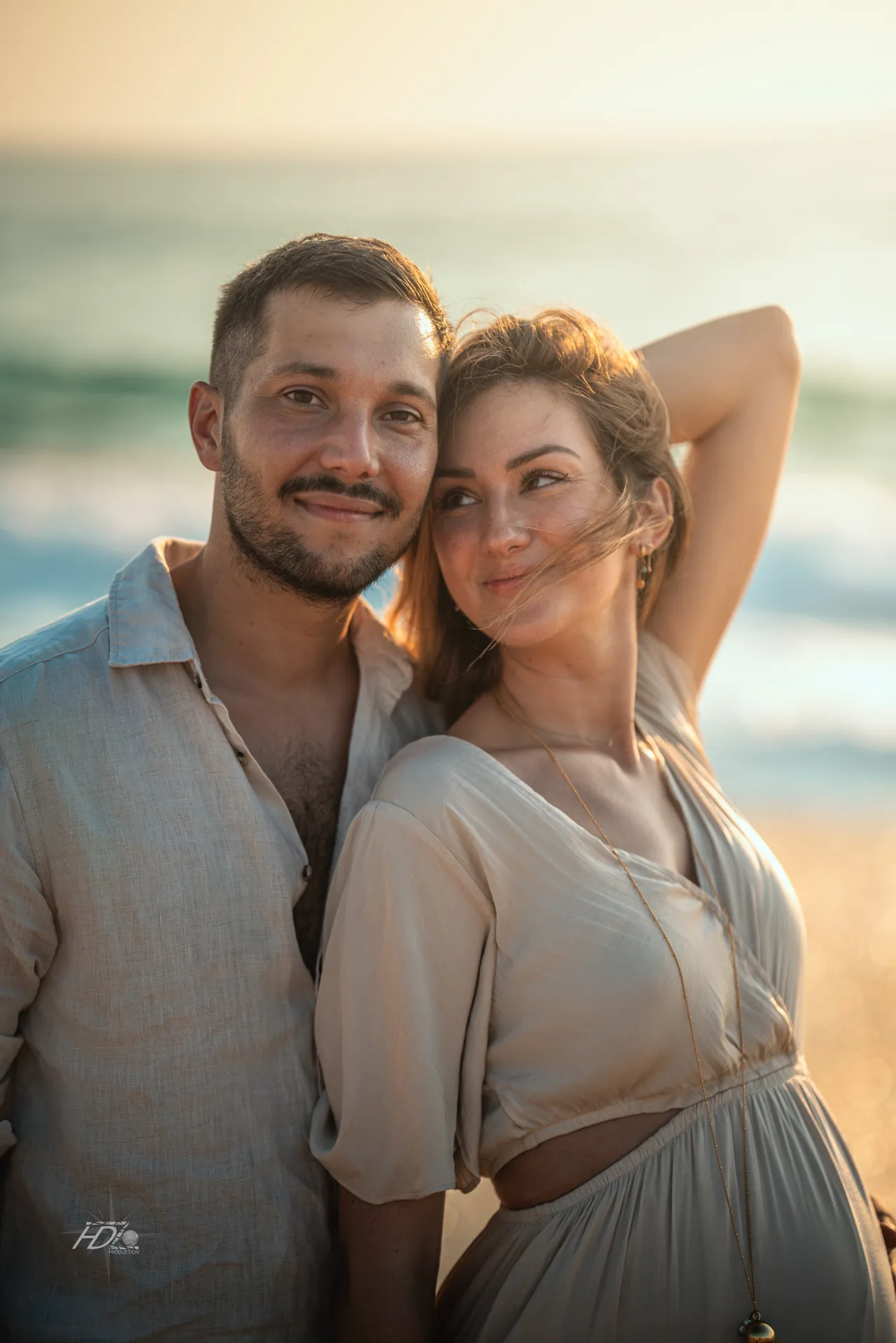 Un couple lors d'un séance photo grossesse à la plage