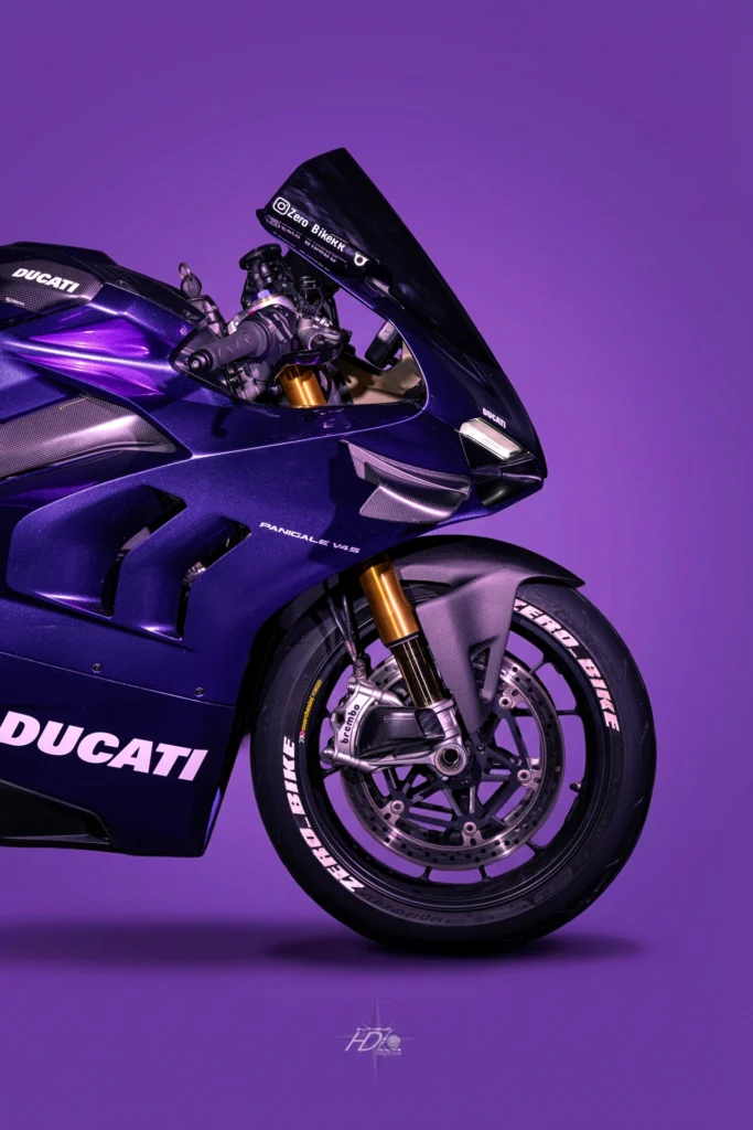 Une moto dans un studio photo.