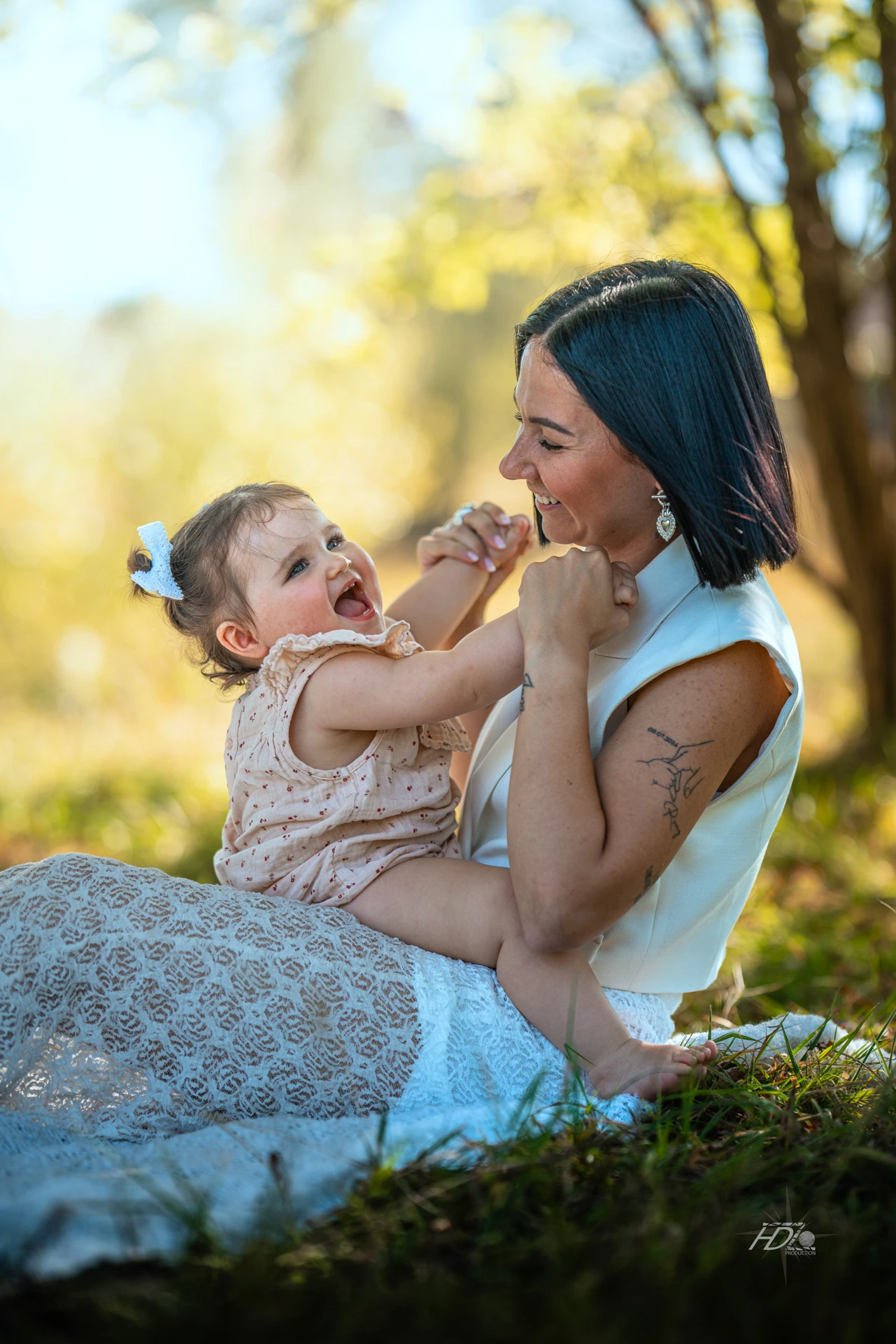 Une maman et sa fille ont un moment de complicité, immortalisé à Bordeaux par leur photographe famille.