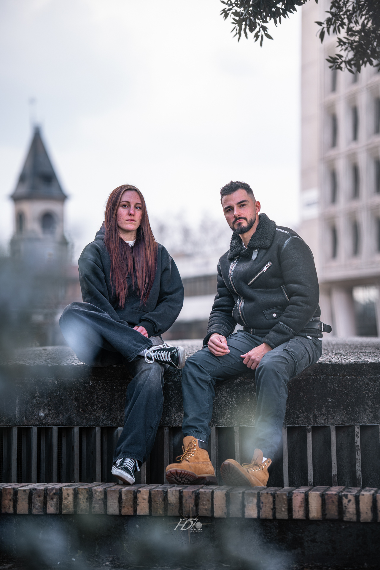 Une couple lors d'une séance photo lifestyle immortalisé par leur photographe portrait à Bordeaux.