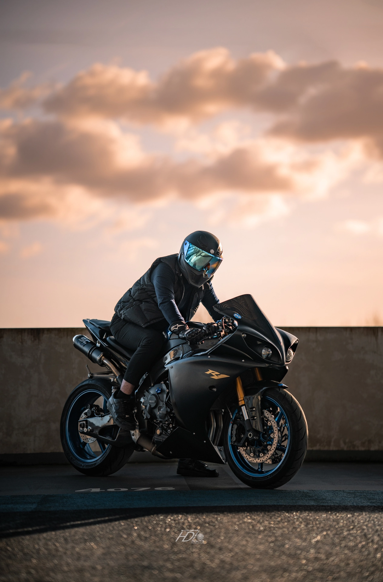 Un motard sur sa moto au coucher du soleil.