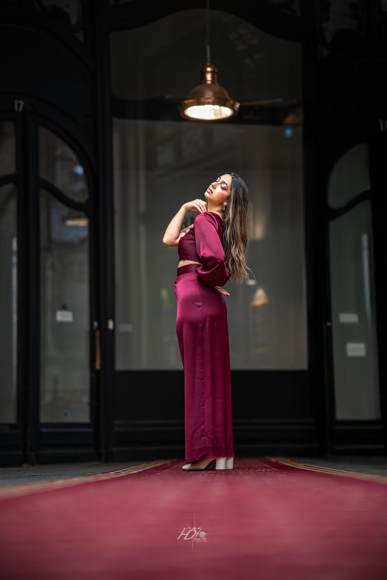 Une mannequin lors d'une séance photo immortalisé par leur photographe portrait à Bordeaux.