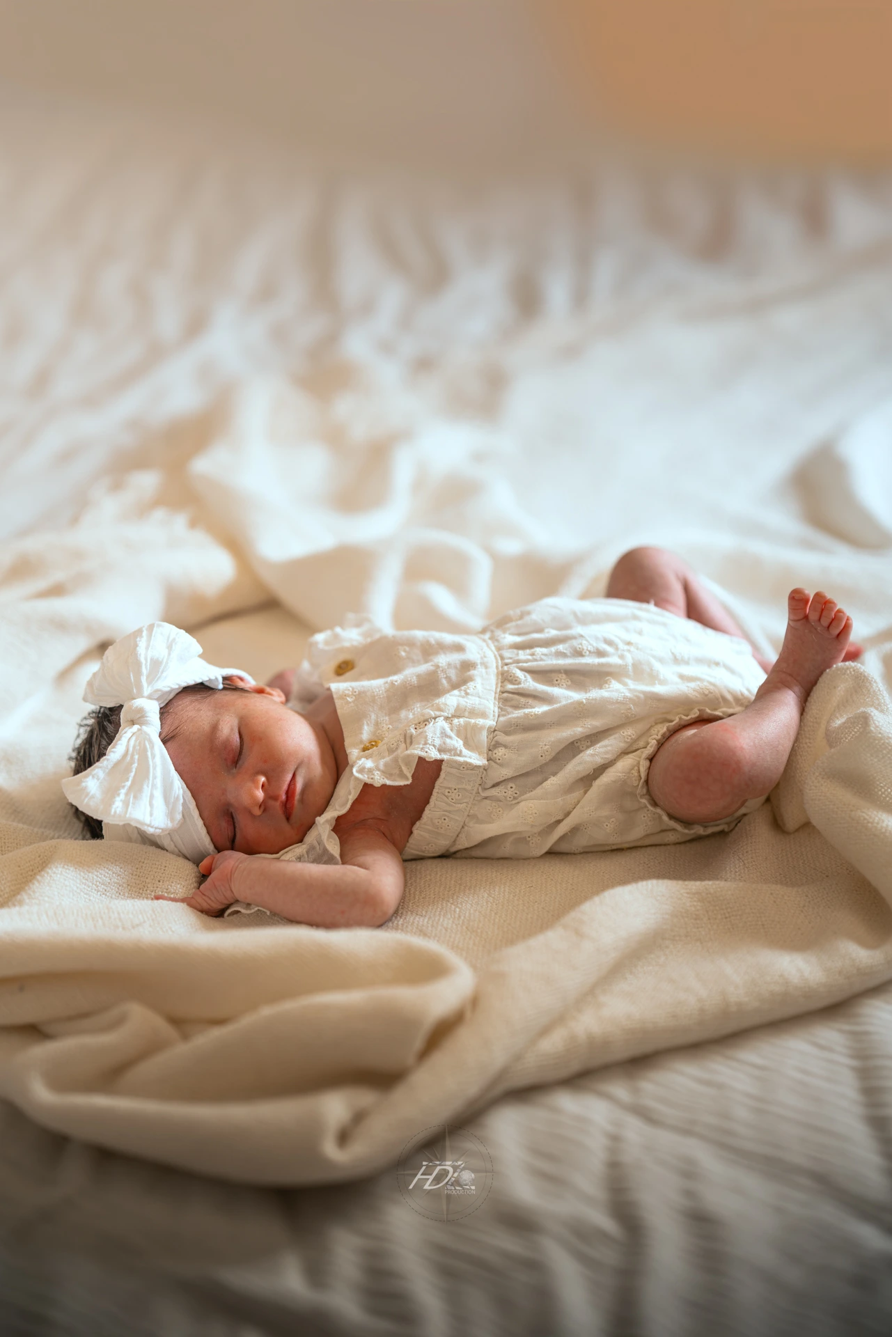 Portrait d'un bébé lors d'un shooting naissance à Bordeaux immortalisé par leur photographe naissance.