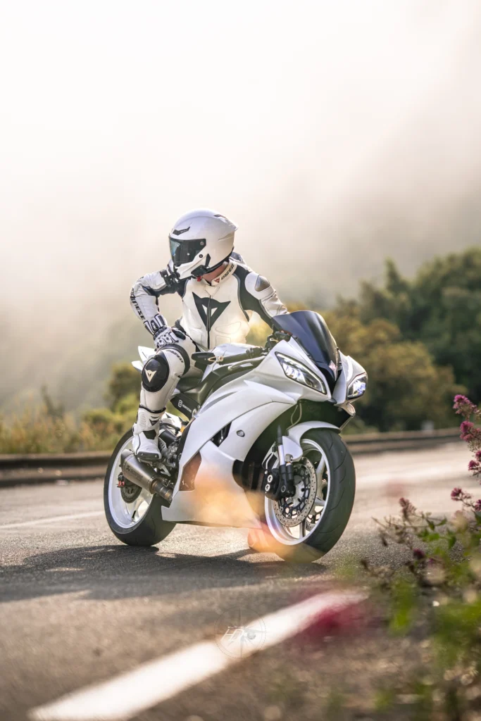 Un homme assis sur sa moto au milieu de la route.