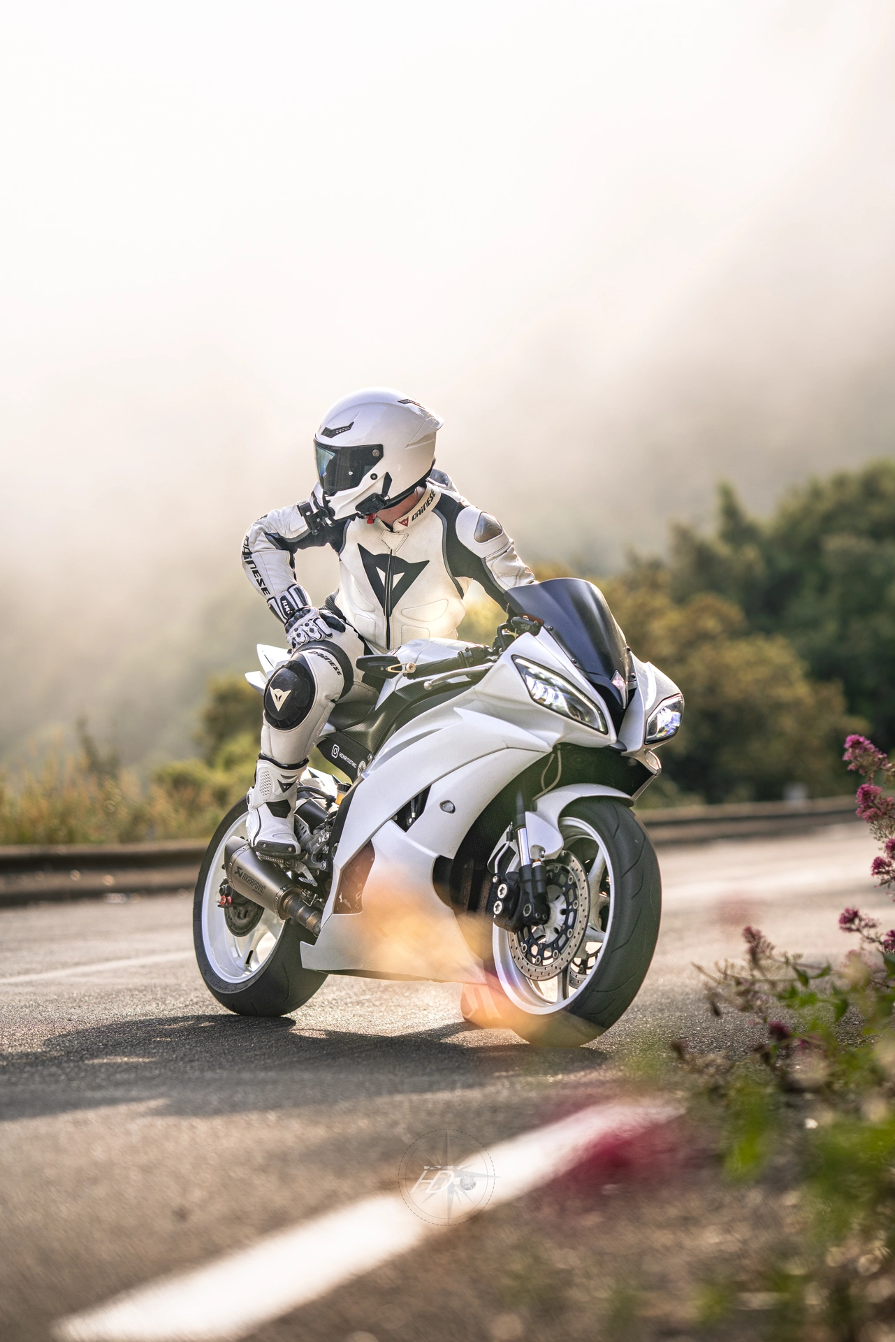 Un homme assis sur sa moto au milieu de la route.