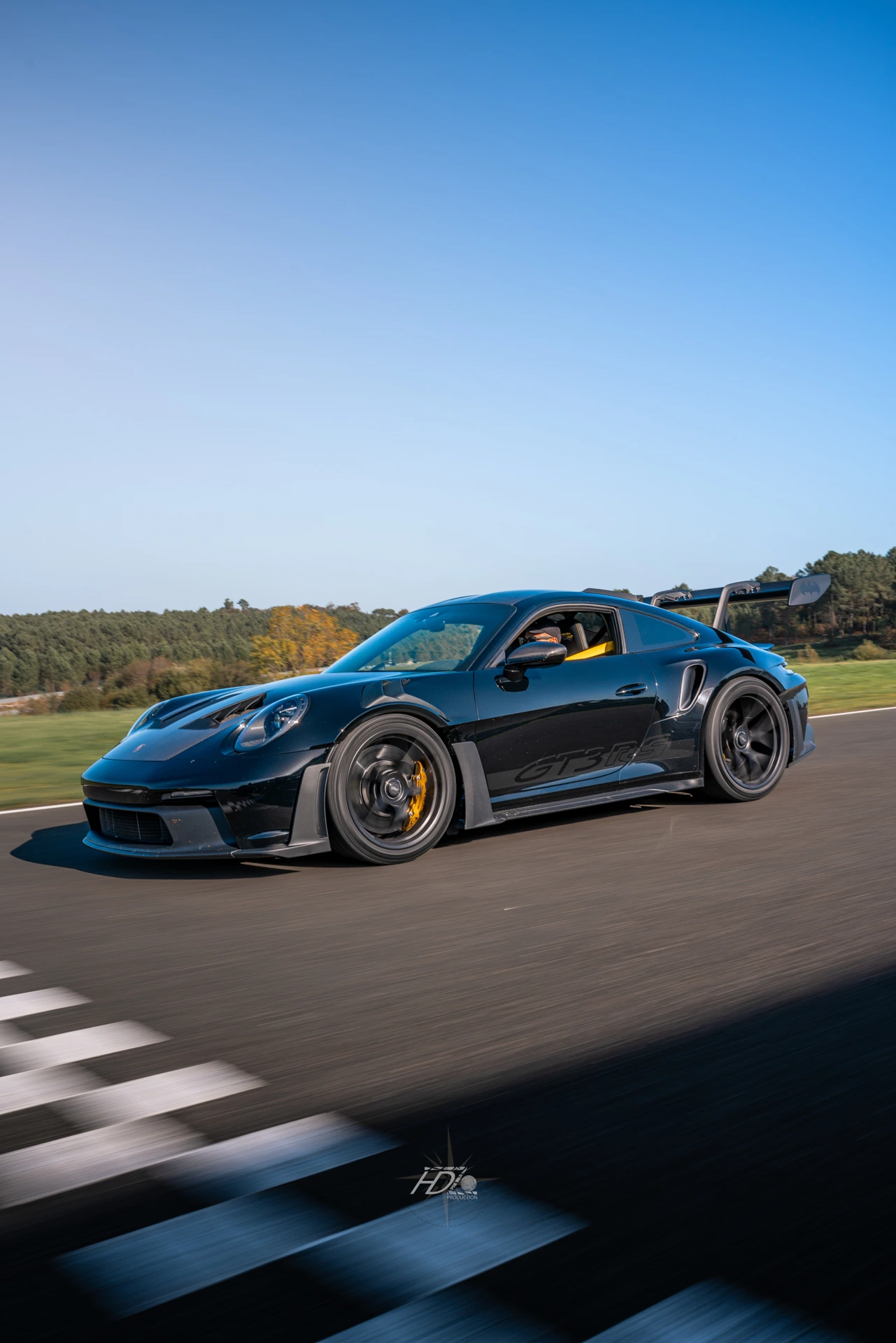 Une voiture de course sur circuit en train de rouler.